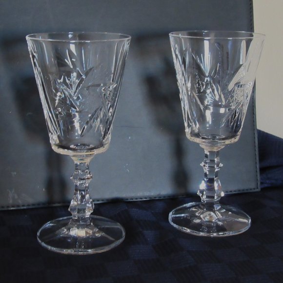 2 Pinwheel pattern Crystal Glasses - Picture 2 of 7